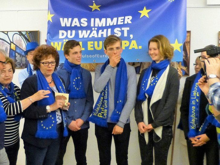 Pulse of Europe Goslar bei einer seiner vielen Wahlaktionen, hier mit Schülern aus Litauen. Foto: Privat