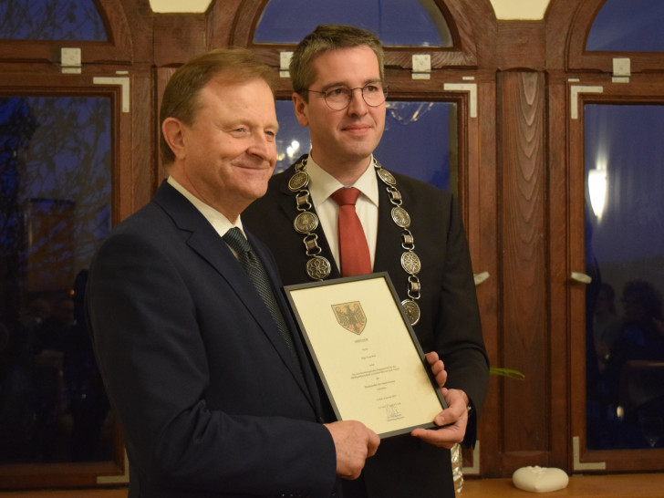 Dr. Oliver Junk überreicht Ivan Kůs die Urkunde anlässlich der Verleihung der Ehrennadel. Foto: Stadt Goslar