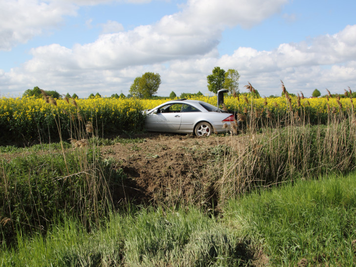 Aufgrund des nassen Bodens hatte das Abschleppfahrzeug Probleme das Auto vom Feld zu bergen. Fotos: Rudolf Karliczek