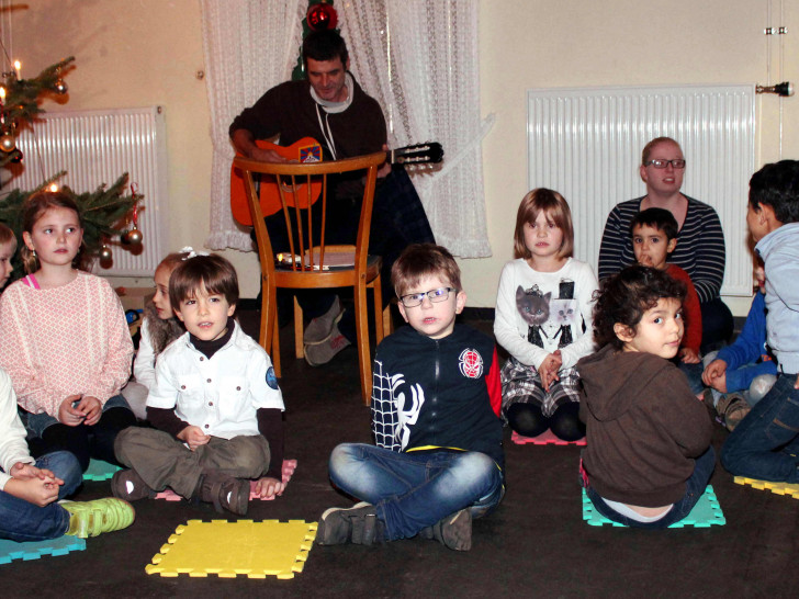 Die Kinder des Kindergartens Roklum sangen bei der Adventsfeier der Gemeinde. Foto: Bernd-Uwe Meyer