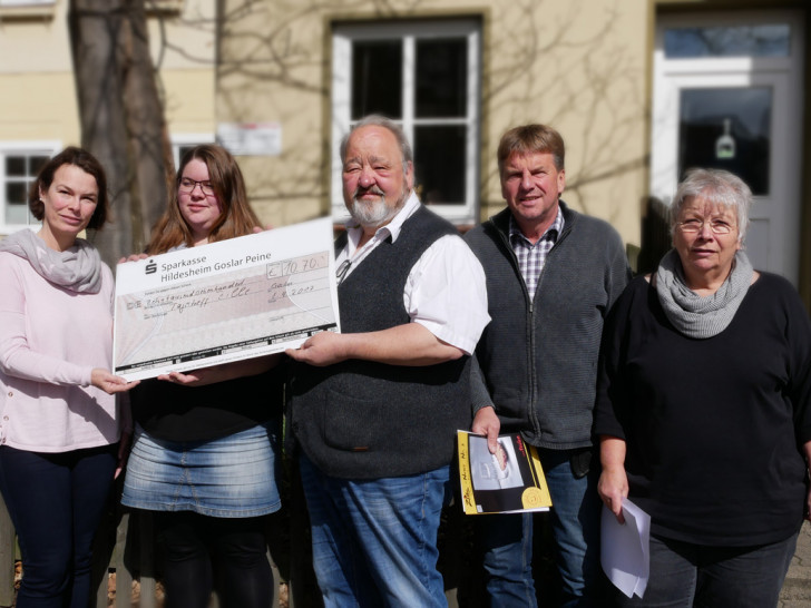 v.l.n.r.: Anna-Lisa Ehrenberg (Sozialarbeit, Tagestreff), Susanne Albrecht (Sozialarbeit, Tagestreff), Rüdiger Herzog (1. Vorsitzender, Förderverein Zille), Michael Ohse (2. Vorsitzender, Förderverein Zille), Evelin Vopel (Geschäftsführung Förderverein / Sozialarbeit, Tagestreff)