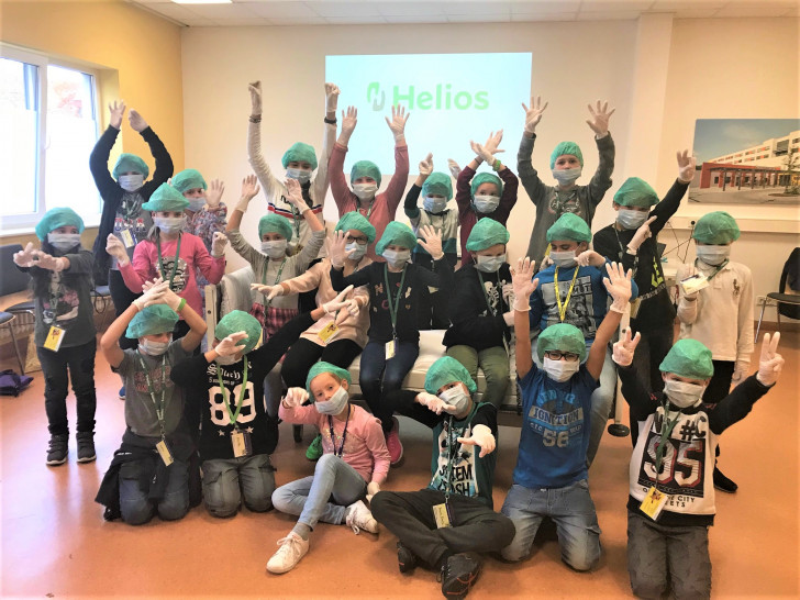 Die „Mini-Studenten“ haben viel Faszinierendes über den menschlichen Körper erfahren. Zum Abschluss der Kinder-Uni am Helios Klinikum Salzgitter bekam jedes Kind ein Diplom und einen Doktorhut überreicht. Foto: Helios