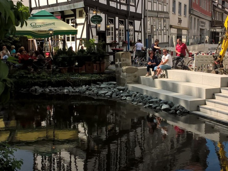 Während am Sonntag in der Wolfenbütteler Innenstadt das 4. Regionale Musikfest stattfand, verweilten schon einige Leute auf der neuen Oker-Treppe. Foto: Beate Zgonc