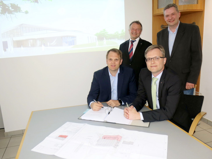 Besiegeln im Beisein von Stadtbad-Aufsichtsratsvorsitzenden Björn Hinrichs (re.) den Vertrag zum Neubau des Hallenbades Heidberg: (v.l.n.r) Stadtbad Geschäftsführer Christoph Schlupkothen und Niederlassungsleiter Hans-Günter Karg sowie kfm. Geschäftsführer Michael Truthmann von der Firma Industriebau Wernigerode GmbH. Foto: Stadtbad GmbH/Fabian Neubert