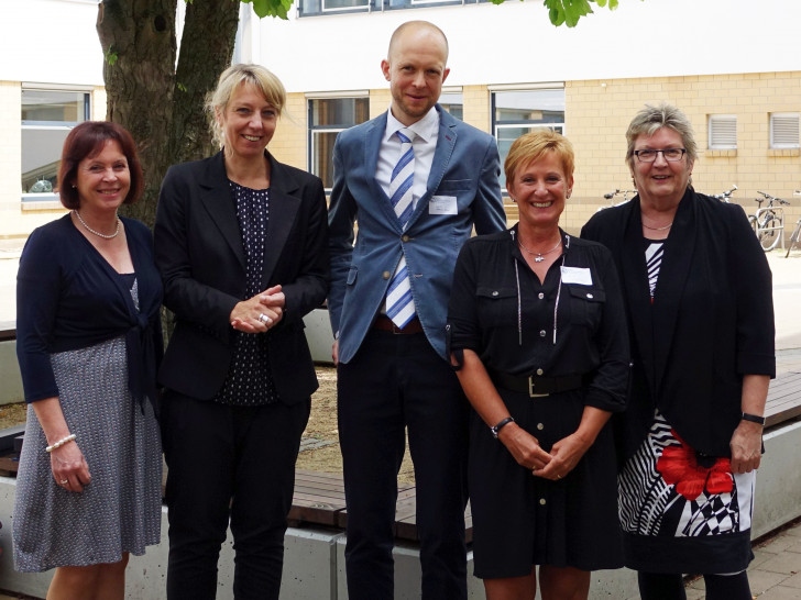 Verleihung des Lehrpreises an der Ostfalia in Wolfsburg (v.l.): Die Vizepräsidentin für Lehre, Studium und Weiterbildung der Ostfalia Prof. Dr. Susanne Stobbe, die PreisträgerInnen Prof. Dr. habil. Martina Hasseler, Prof. Dr.-Ing. Matthias Hampe und Prof. Dr. med. Konstanze Fleige sowie die Ostfalia-Präsidentin Prof. Dr. Rosemarie Karger. Foto: Ostfalia