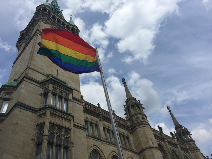 Am Freitag wurde am Rathaus die Regenbogenflagge gehisst. Damit fiel der Startschuss für das Sommerloch-Festival 2017. Foto: Anke Donner 