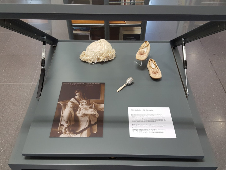 Blick in die Vitrine mit zum Thema „Herzogin“. Foto: Schlossmuseum