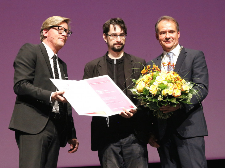 Andreas-Peter Weber, Clemens J. Setz, und Oberbürgermeister Ulrich Markurth bei der Verleihung (von links). Foto: S. Nickel