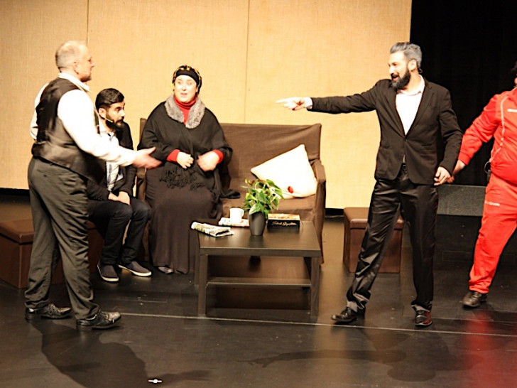 Im Mittelpunkt des Abends steht die Aufführung des Stücks "Öztürks III - Die Traumhochzeit". Foto: Theater halber apfel