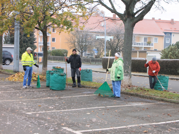 Laubentfernung auf dem angrenzenden Parkplatz des Freibads Schladen. Foto: Privat



Still ruht der See