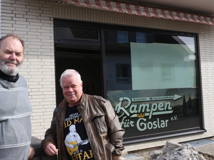 Fritz Holzbach und Peter König vor dem Gebäude, in dem ein Inklusiv-Treff entstehen soll. Fotos: Anke Donner