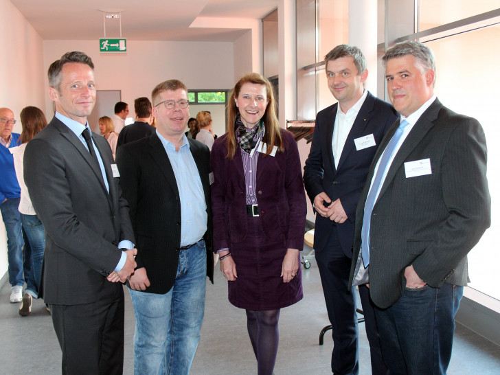 Die Referenten Jens Zielsdorf (Tejo, rechts) und Sebastian Maaß (ValueNet, von links) mit den Round-Table-Gastgebern Thomas Buck (HR Informatiossysteme), Cordula Miosga (AGV) und Dr. Jens Bölscher (Welfenakademie). Foto: WelfenAkademie
