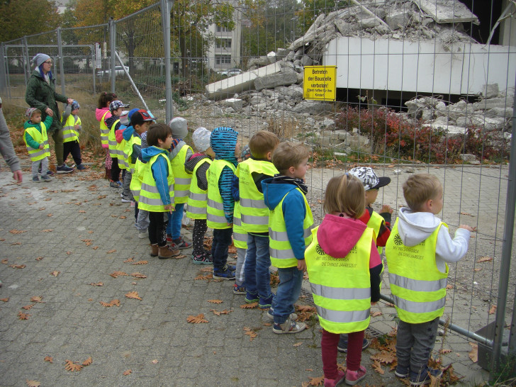 Sicher unterwegs: Die Kinder der Kita an den Teichen in leuchtend gelben Warnwesten. Foto: Stadt Wolfsburg