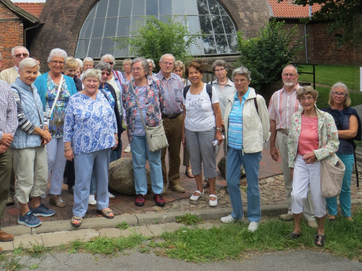 Ein Teil der Reisegruppe vor dem Glasturm in Gernheim. Foto: SPD Stadtverband Wolfenbüttel