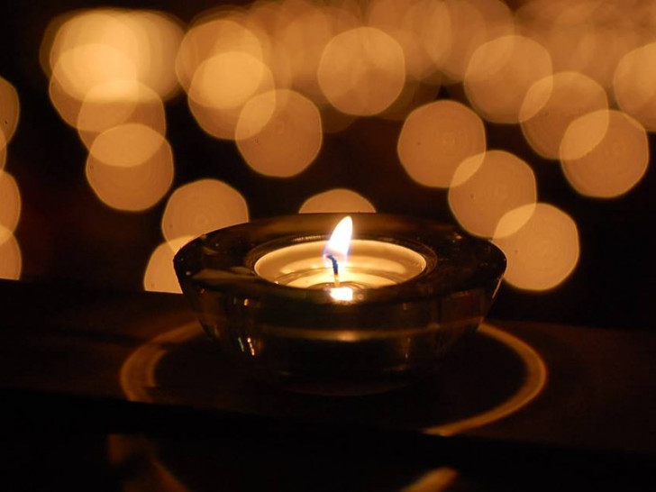 In den Abendstunden des zweiten Sonntags im Dezember leuchtet in vielen Häusern eine besondere Kerze. Quelle: Ev.-luth. Kirchenkreis Peine