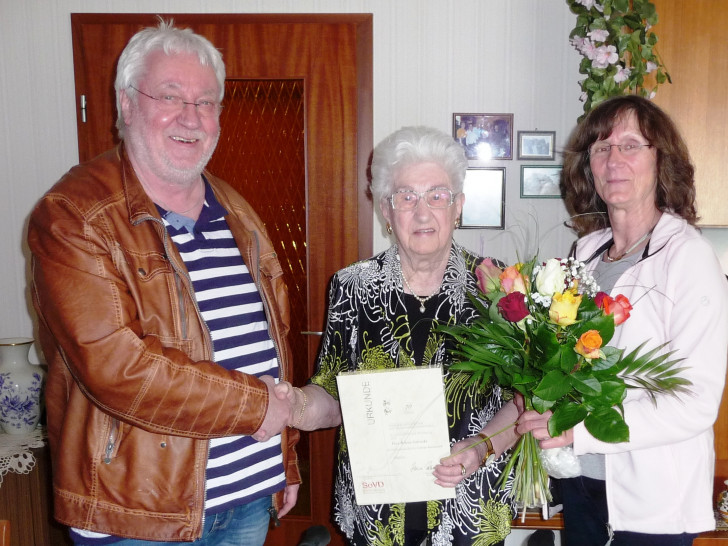 Heinz Kaatsch vom Kreisverband Wolfenbüttel und Annelene Kramer vom Ortsverband Schöppenstedt gratulierten Helene Galonska zur 70-järigen Mitgliedschaft im Sozialverband Deutschland.
