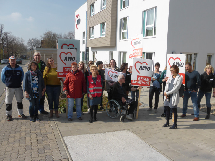 Mit einer kleinen Kundgebung vor der Einrichtung wollten AWO Mitarbeiter ein Zeichen Setzen. Foto: AWO Wolfenbüttel