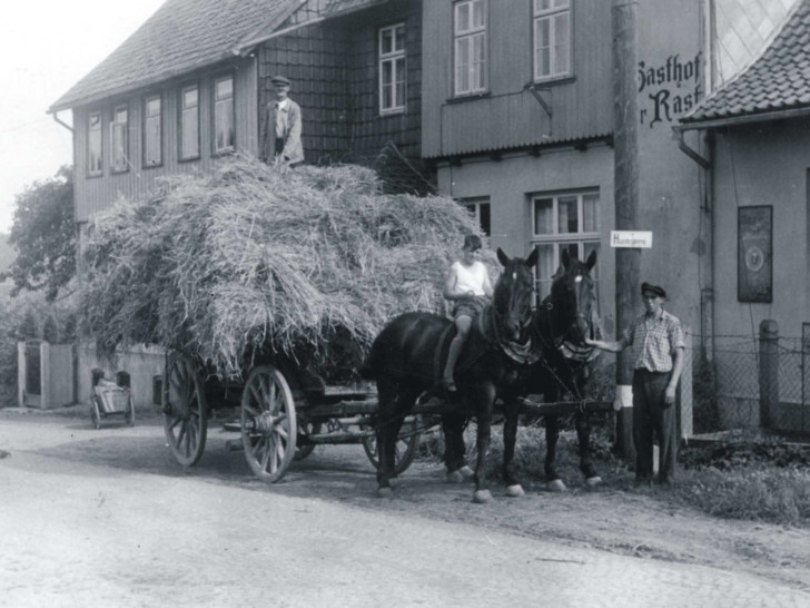 Ein Ackerwagen vor dem Gasthof zur Rast. Foto: Förderkreis Heimathaus Alte Mühle Schladen e.V.