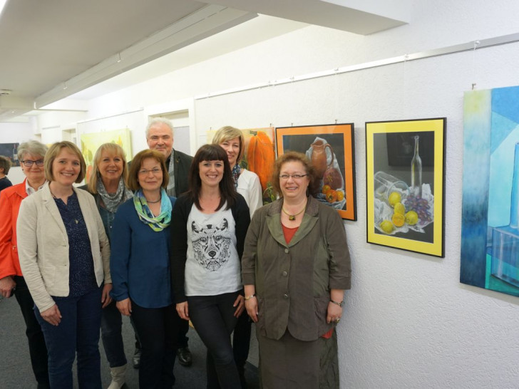 Teilnehmende des Malkurses „Willst du mit mir gehen?“ mit ihrer Leiterin Ursula Weigelt (3. von links). Foto: Stadt Salzgitter