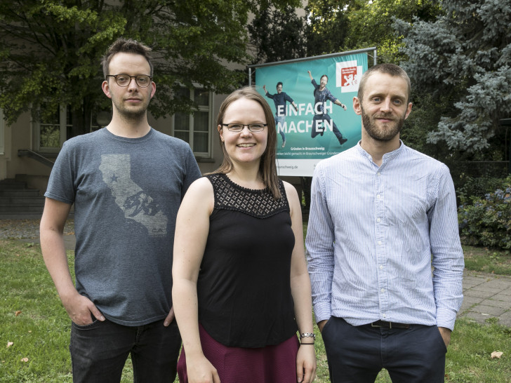 Kai Mattern, Nicole Beißner und Artjom Koop haben mit ihrem Start-up-Unternehmen „minds“ den Innovationspreis Niedersachsen gewonnen (v. li.). Foto: Braunschweig Zukunft GmbH/Peter Sierigk