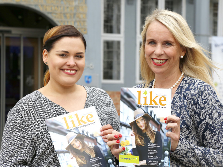 Fotografin Stephanie Celiker und City- und Veranstaltungsmanagerin Corinna Düe mit dem neuen Stadtmagazin „like“. Foto: Stadt Wolfenbüttel
