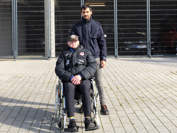 Eintracht-Fan Rolf-Peter „Rolli“ Bruns mit seinem Begleiter Suhail Ahmad. Foto: Freiwilligenagentur Jugend-Soziales-Sport e.V.