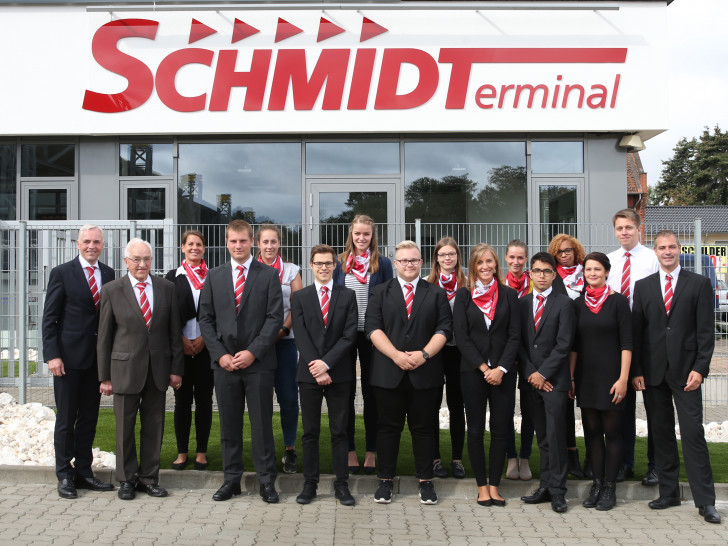  Die DER SCHMIDT Geschäftsführer Wilhelm Schmidt und Philipp Cantauw begrüßten zusammen mit Assistentin Sharon Blanke sowie Firmengründer Josef Schmidt einen Teil der neuen Mitarbeiter. Foto: Walburga Schmidt
