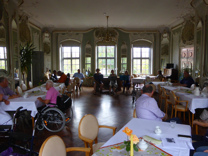 „Flötjenpieper“ aus Helmstedt während ihres Auftrittes im Spiegelsaal von Schloß Schliestedt vor zahlreichen Zuhörern. Foto: 
Sabine Resch-Hoppstock