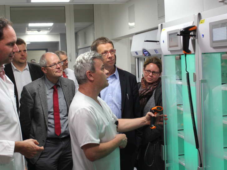 Chefarzt Prof. Dr. Nils Homann (ganz links) zeigt die neuen Räumlichkeiten der Gastroenterologie. Foto:  Städtisches Klinikum Wolfsburg