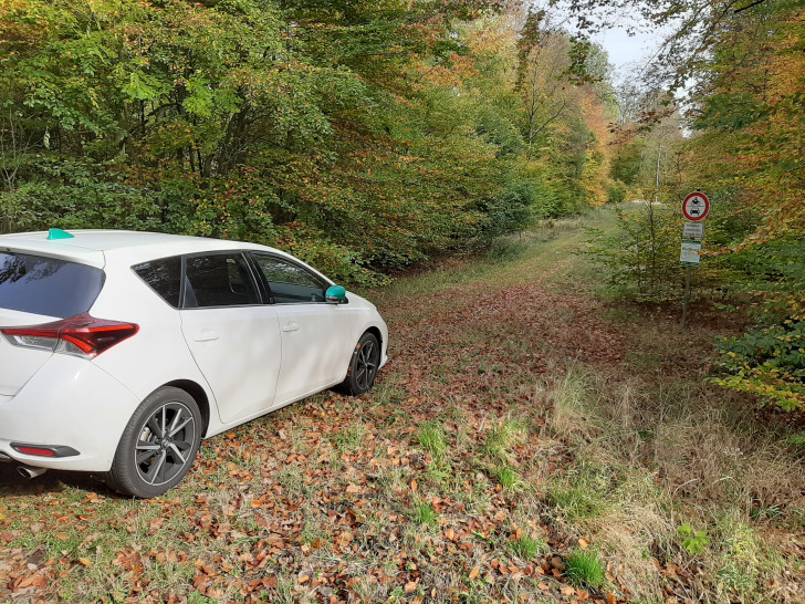 Schon ein einzelnes Auto kann die Zufahrt in den Wald behindern. Foto: Niedersächsische Landesforsten