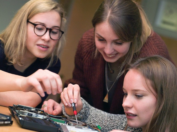  Beim Sommerferien-Workshop „MINT for Girls“ können Schülerinnen selbst praktisch tätig werden.
Foto: Kompetenzzentrum Technik-Diversity-Chancengleichheit e.V.