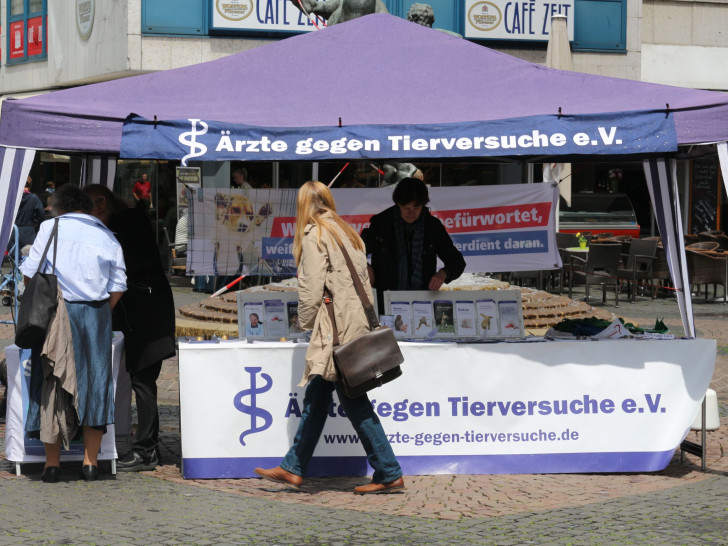 Die bundesweite Vereinigung Ärzte gegen Tierversuche ruft für Samstag, 20. Juni 2015 gemeinsam mit ihren EU-weiten Partnern bei der Europäischen Koalition zur Beendigung von Tierversuchen zu Protestaktionen gegen Botox-Tierversuche auf. Auch in Braunschweig wurde informiert. Foto: Robert Braumann