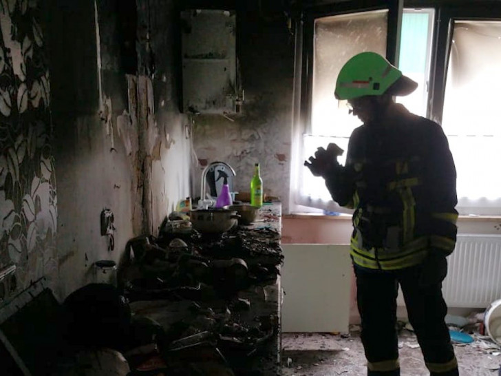 Einsatzkräfte begutachten die völlig zerstörte Küche. Foto: Andreas Meißner 