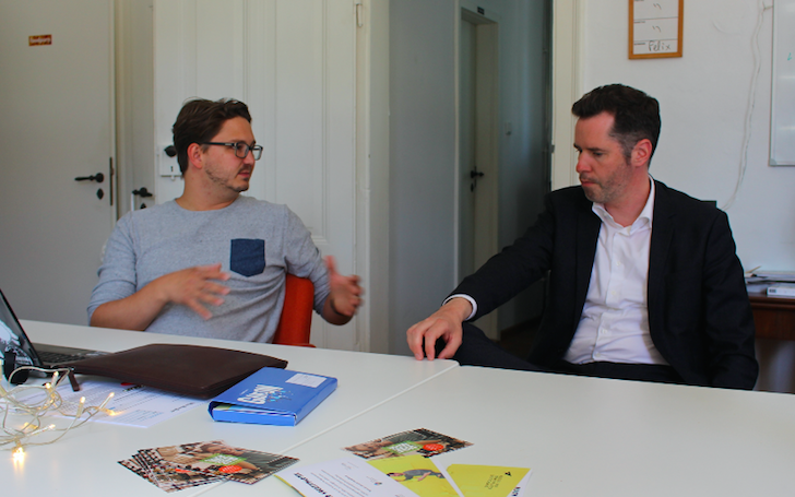 Von links: Felix Draheim vom Gründertreff Torhaus Nord e.V und FDP-Landtagsabgeordneter Christian Dürr sprechen über die Bedeutung von StartUps. Foto: Max Förster