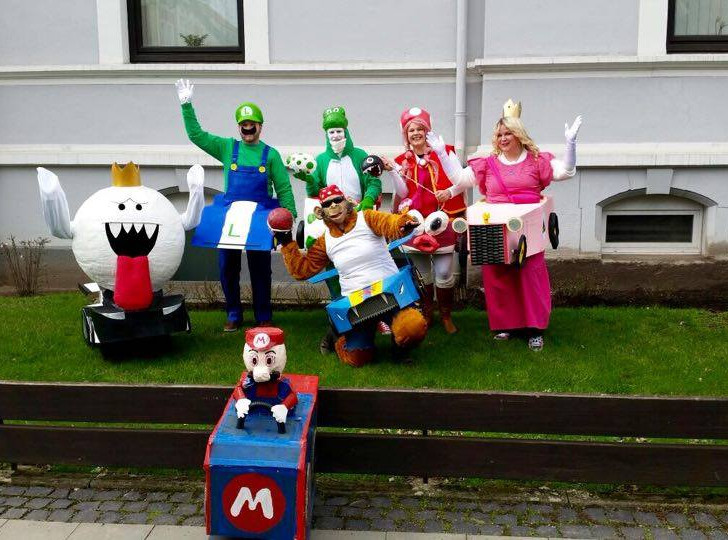 Clara Sophie Kluge und ihre Freunde im Super-Mario-Gruppenkostüm. 