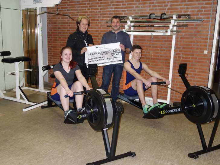 Janina Gottschalk (l.) und Lorenz Ernst (r.) freuten sich mit Heiko Ernst über die neuen Ruderergometer und den Spendenscheck von Sparkassenfilialleiterin Grit Hölzel. Foto: Sparkasse