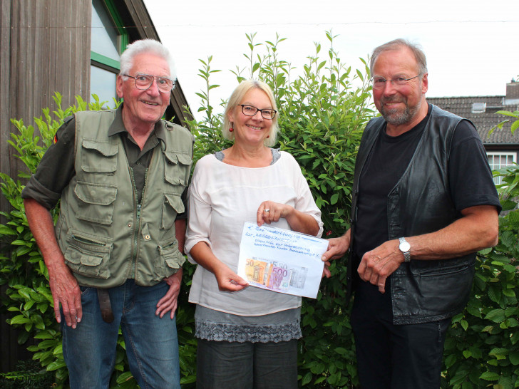 Während der Übergabe von links: Rolf Fritz, Britta Singer und Ulrich Ruess.
Foto: Bernd-Uwe Meyer