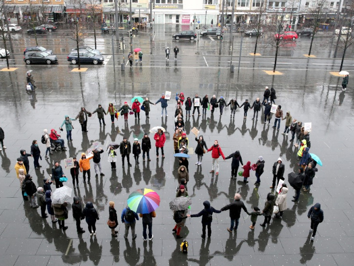 Auf dem Schlossplatz kam es gestern zu einem Flashmob. Foto: Nizar Fahem