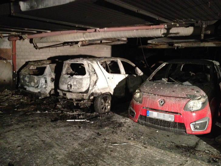 Nach dem Feuer in der Magni-Tiefgarage wurden diese Autos durch die Flammen zerstört. Foto: rbs-tv