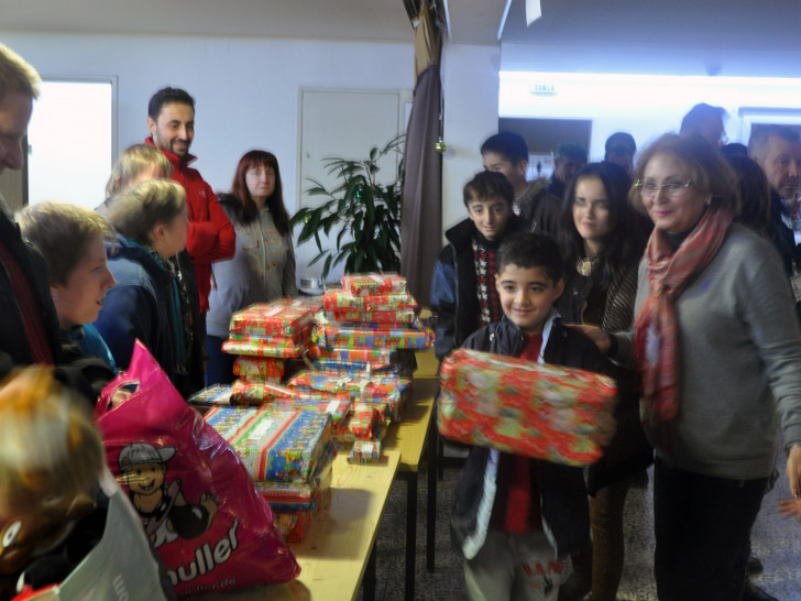 Die Kinder freuten sich sehr über die von den Lebenshilfe-Bewohnern überreichten Geschenke. Fotos: Lebenshilfe