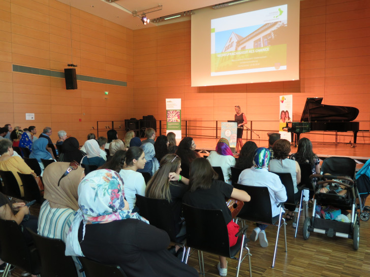 Die Referentin für Migration des niedersächsischen Sozialministeriums, Maren Brandenburger, redet zu den rund 100 Gästen der Auftaktveranstaltung. Foto: Landkreis Wolfenbüttel