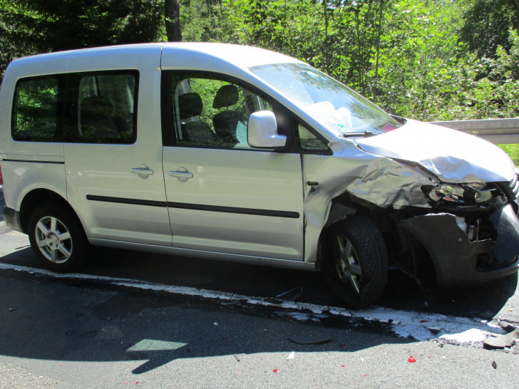 Der VW Caddy fuhr auf den wegen des Mähfahrzeug haltenden Opel auf. Foto: Polizei