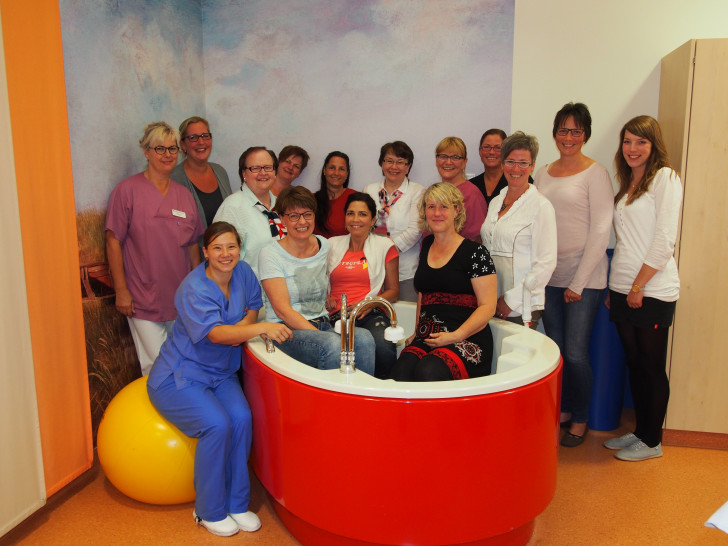Das Hebammen-Team am HELIOS Klinikum Gifhorn freut sich über die beiden neuen Auszubildenden. Foto: HELIOS Klinikum