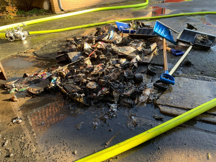 Die Reste der Mülltonnen Foto: Feuerwehr/Torben Niehs