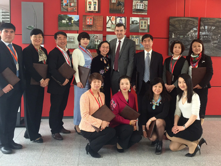 WelfenAkademie-Geschäftsführer Dr. Jens Bölscher (Vierter von rechts) begrüßte die Besucher aus China. Foto: WelfenAkademie