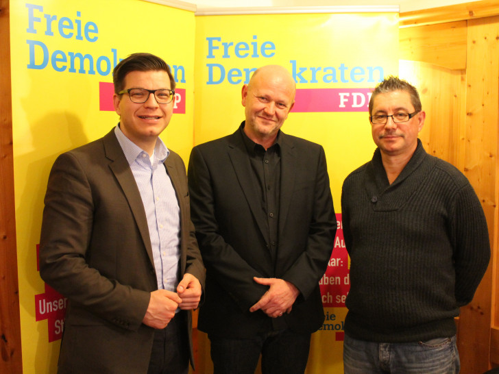 Der Wolfenbütteler FDP-Kreisverbandsvorsitzende Björn Försterling (links), und Ralf Ludwig, Vorsitzender des Kreisverbandes Salzgitter (rechts), gratulieren dem frisch gekürten Kandidaten Jens Neubert. Fotos: FDP 