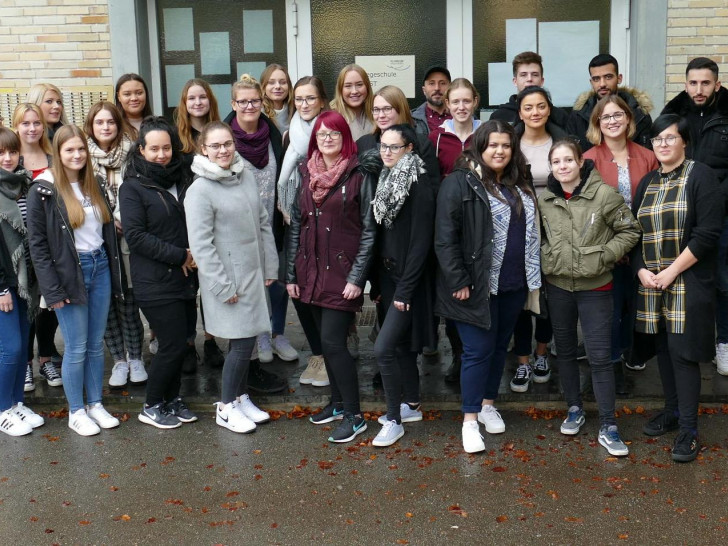 Mit 28 Schülerinnern und Schülern startete der neue Ausbildungskurs an der Pflegeschule des Klinikums Wolfsburg. Foto: Klinikum Wolfsburg