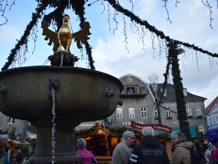 Das Goslarer Glockenspiel spielt zur Adventszeit nicht nur das Steigerlied, sondern ohne Figurenumlauf auch „Jingle Bells“ und „Stille Nacht“. Foto: Stadt Goslar
