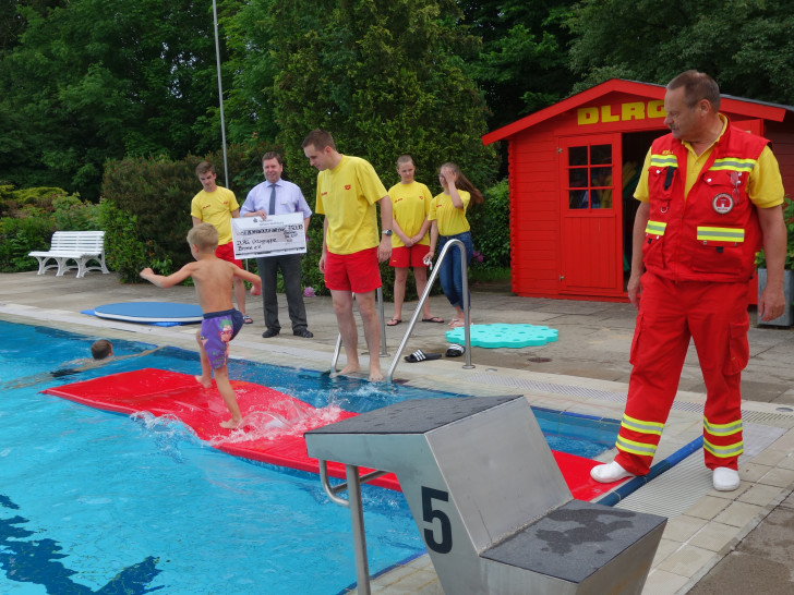Die Jugendabteilung der DLRG Ortsverband Brome e. V. weihte die neuen Schwimmmatten gleich ein. Foto: Sparkasse Gifhorn-Wolfsburg