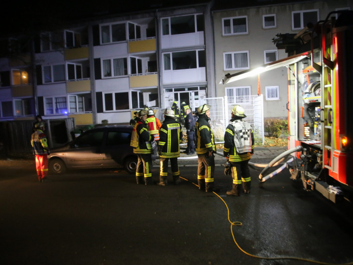 Die Feuerwehr kontrollierte das Gebäude nach Personen und löschte den Brand. Fotos: Rudolf Karliczek